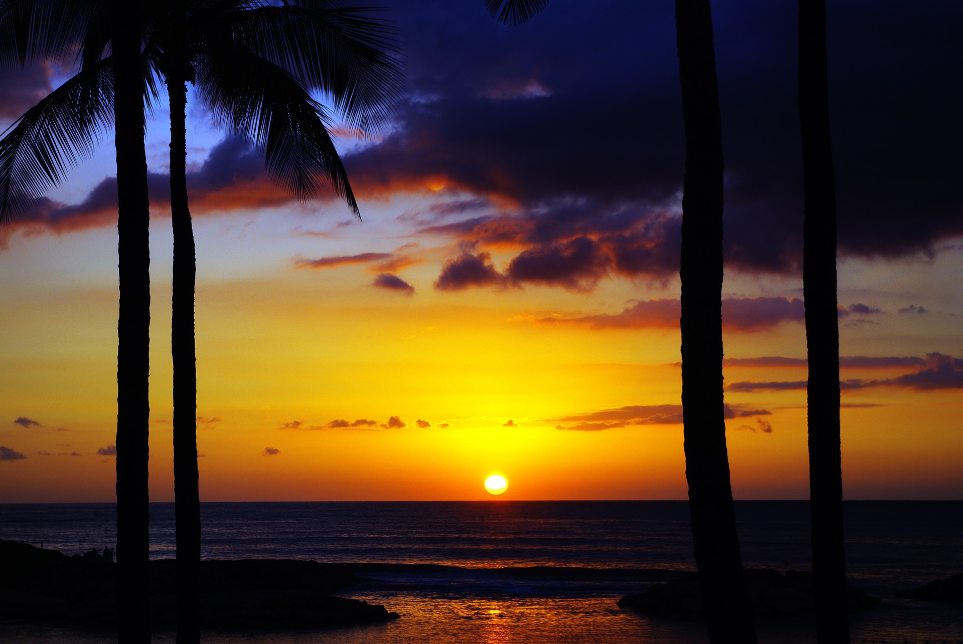 Oahu sunset enjoyed on a babymoon