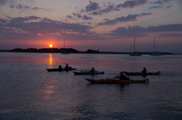 Watching the gorgeous sunsets is one of the best free things to do with kdis on Amelia Island.