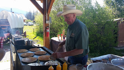 The family will enjoy the old western experience of a chuckwagon breakfast at the Winding River Resort.