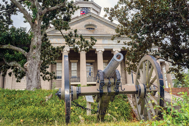 Civil war era canon in front of a building at Vicksburg.