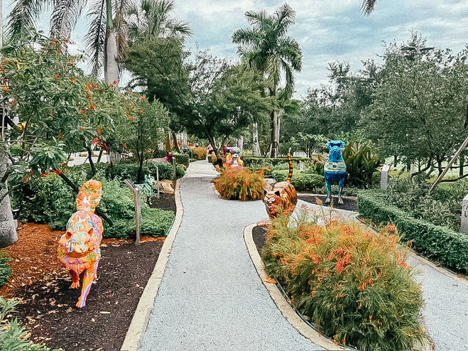 Cats and dogs sculpture park Miami