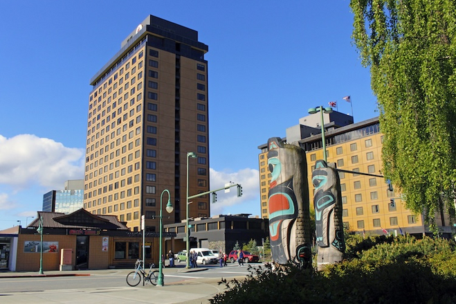 Carved Totems in front of the Hotel Captain Cook 