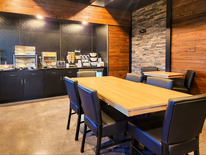 Breakfast room at the family-friendly Cobblestone Hotel