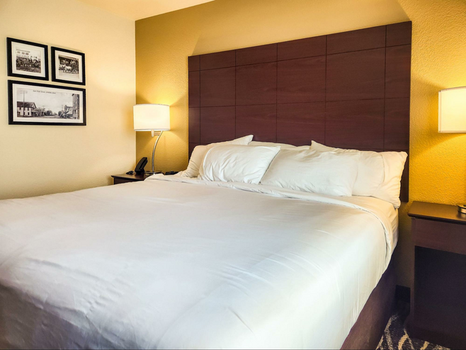 Bedroom at the family-friendly Cobblestone Hotel