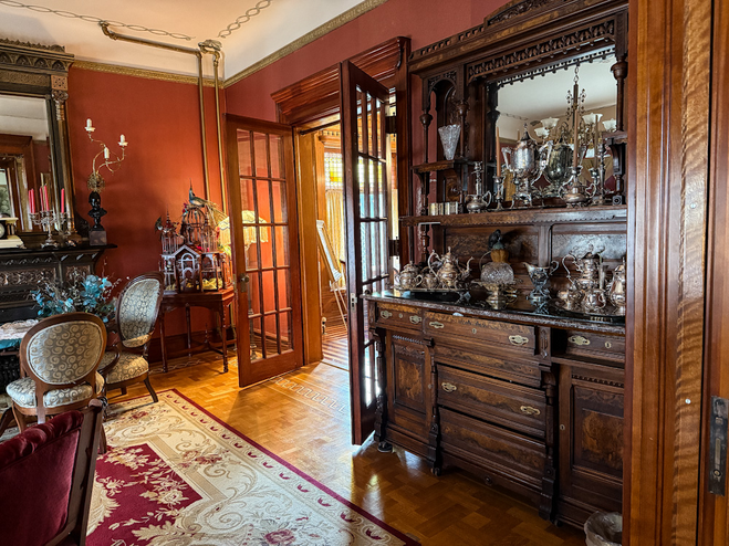 Nagle Warren Mansion decorated for the year 1900