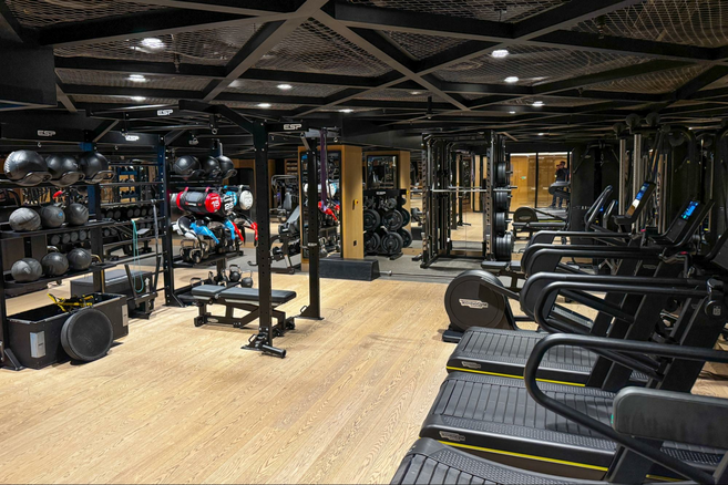 Londoner's gym rivals or exceeds most hotel gyms in London. They feature treadmills, elliptical machines, Stairmasters, free weights and  matts and gym equipment for almost any workout.