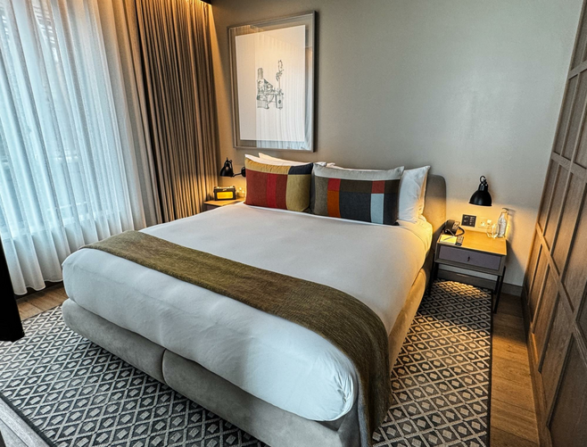 The Londoner Hotel in London feature a real king size bed, not just two twin beds placed together. Get a good night’s sleep at The Londoner.
