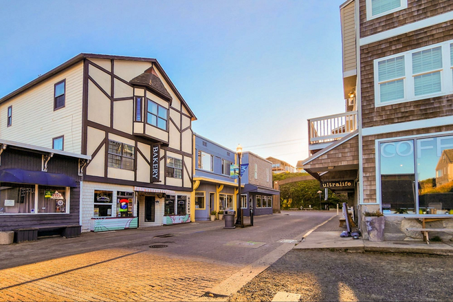 Street in Nye Beach near Hotel Sylvia, Newport Oregon