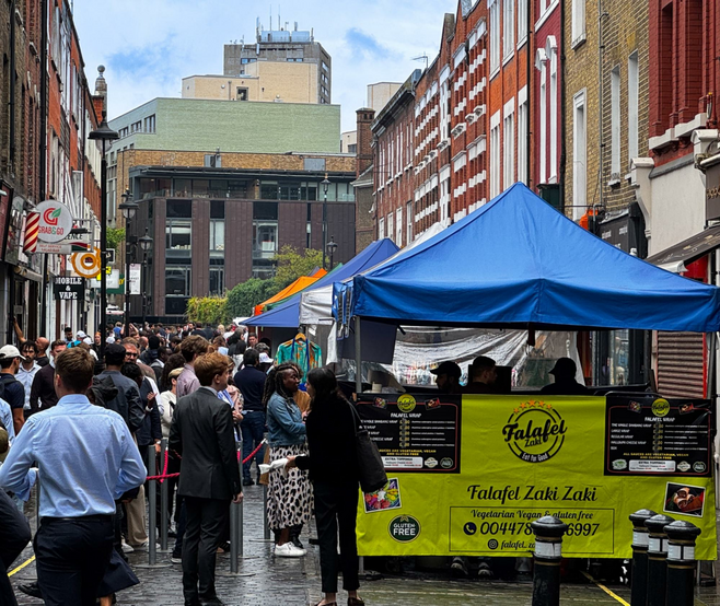 London is famous for its many street markets including the Strutton Ground Market which is open weekdays for office workers who congregate to eat and shop.