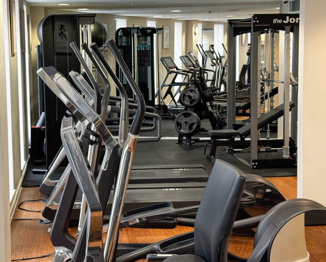 The St. Ermin's Hotel has a 24-hour, air-conditioned gym with basic free weights and cardio machines for guests' daily workouts.