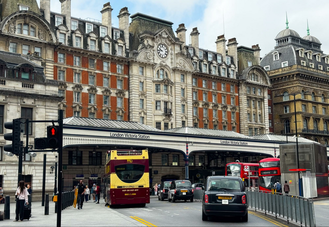 One of the London's busiest railway stations is London Victoria Station. Catch the Gatwick Express to Gatwick Airport at the station or to take a day trip via train to Canterbury, Dover or Brighton.