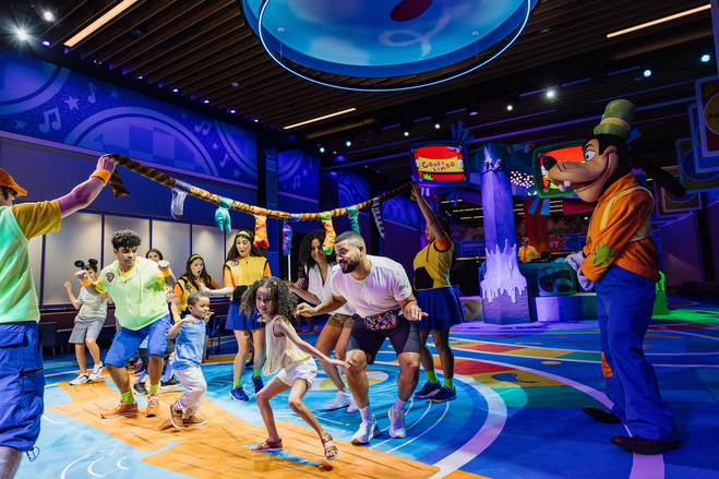 Guests dancing with Goofy at Disney World
