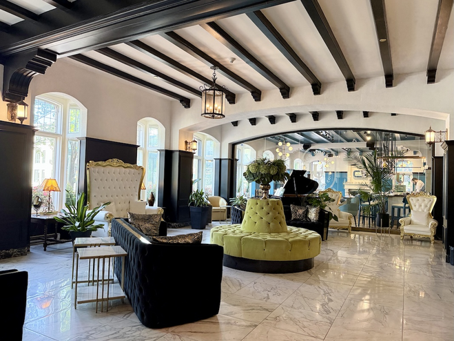 Historic Hotel Clarendon, open since 1870, in Old Quebec, an elegant setting for a memorable romantic getaway.