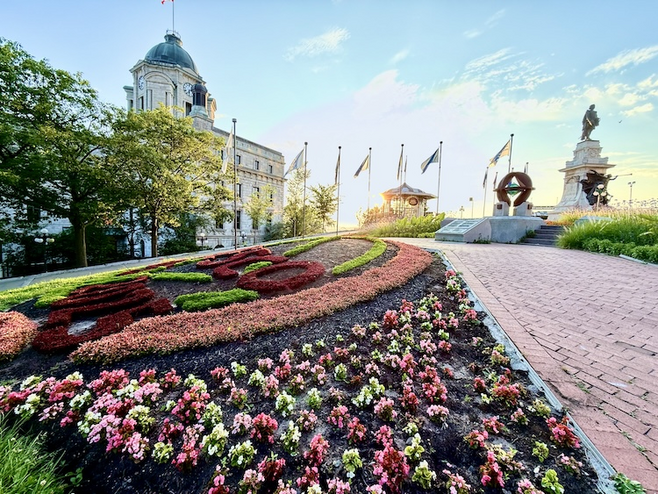 Dufferin Terrace in Québec City, with the historic Parliament Building and fluttering flags, a scenic spot for couples enjoying a romantic Québec City retreat.