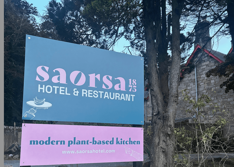 Entrance to the plant based hotel, Saorsa 1875