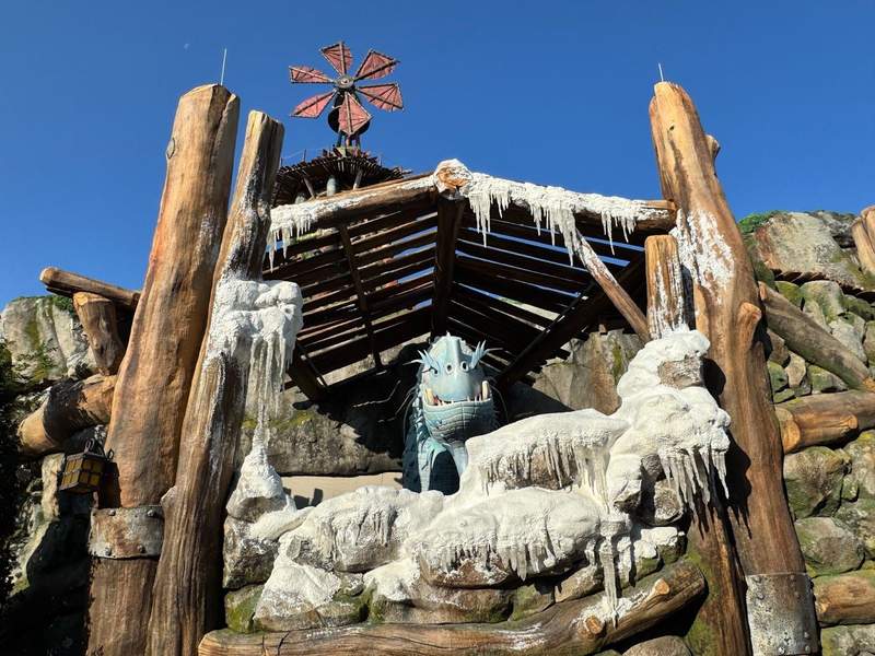 A dragon animatronic in a theme park.