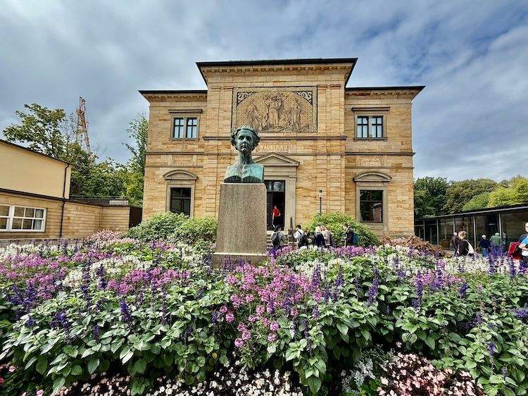 Exterior view of Wahnfried in Bayreuth, the former home of Richard Wagner, with its façade and garden visible, now operating as a museum.