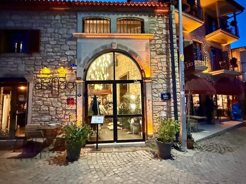 Brick covered entry entryway to Aslinda Meyhane restaurant in Izmir.