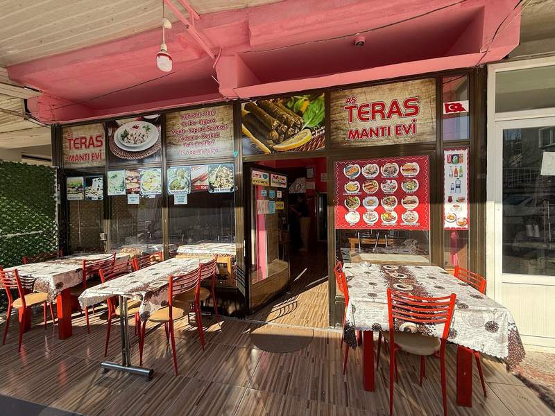 The colorful front patio of the As Teras Mantı Evi restaurant in Pamukkale Tũrkiye.
