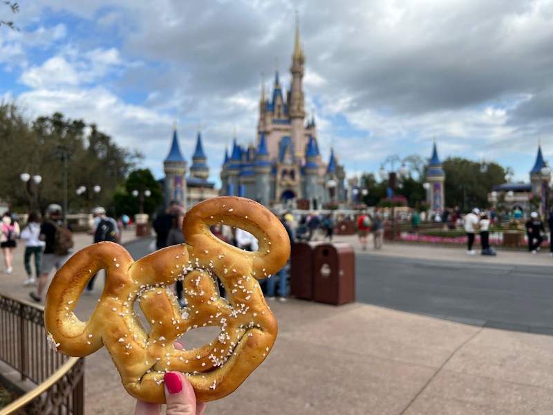 Mickey Pretzel in front of Cinderellas Castle