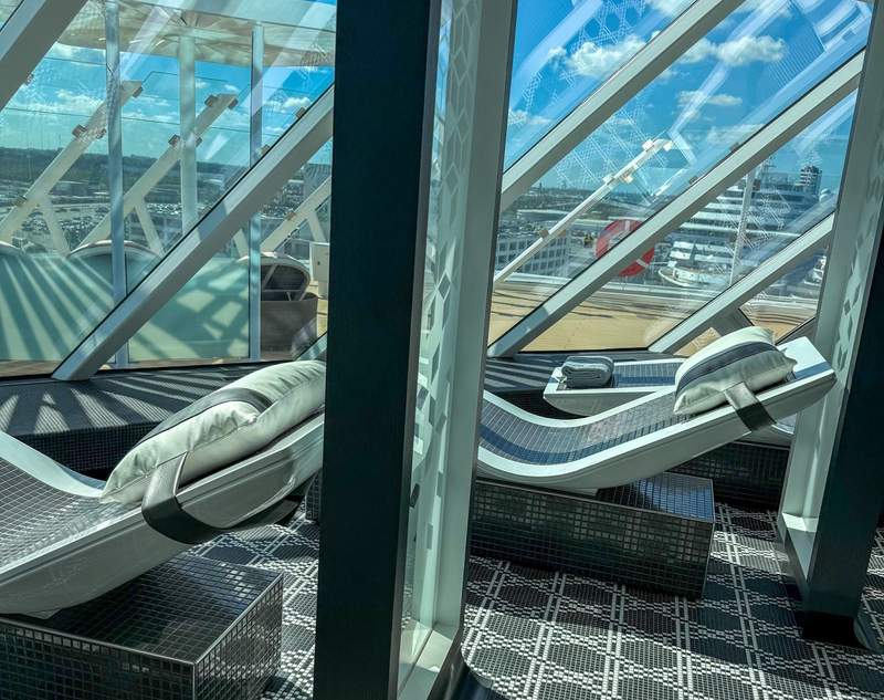 thermal lounges in direct sunlight