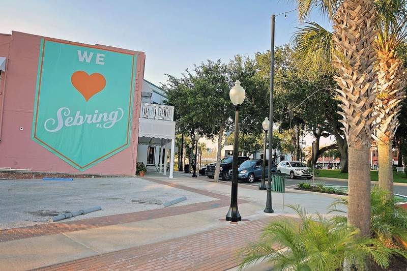 Visit Sebring sign on a pink building