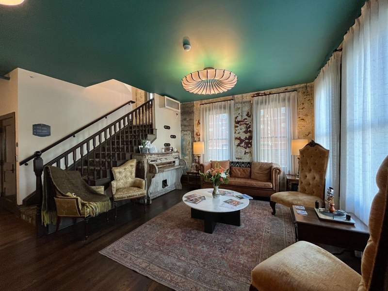 A living room with piano sofa and easy chairs serves as the hotels lobby. 