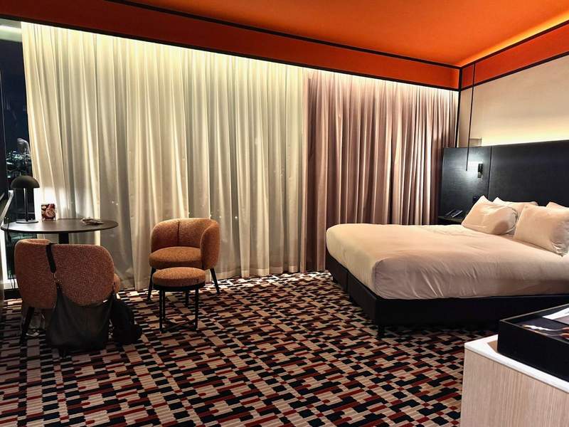 King room with settee at the DoubleTree Amsterdam Centraal Station.