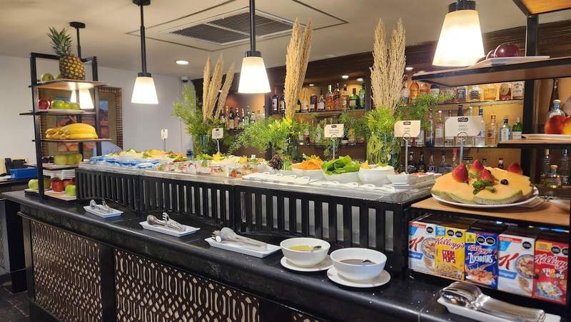 Buffet with cereals and fruits.