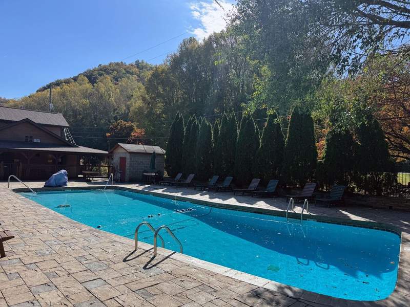 An outdoor swimming pool next to Townsend Great Smokies KOA cabins.