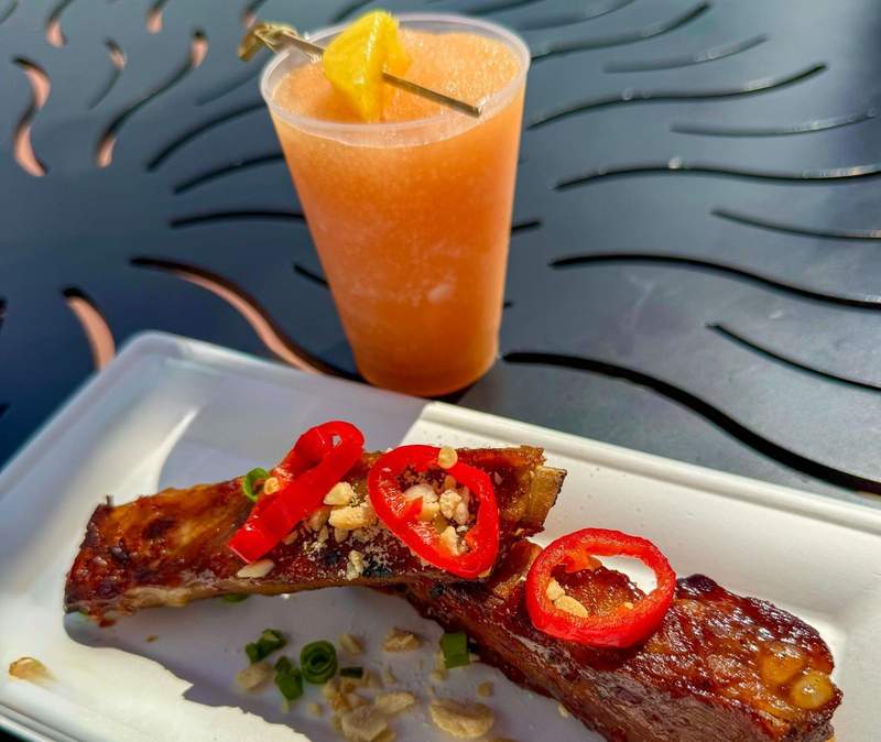 sticky rib with red peppers served with a frozen drink