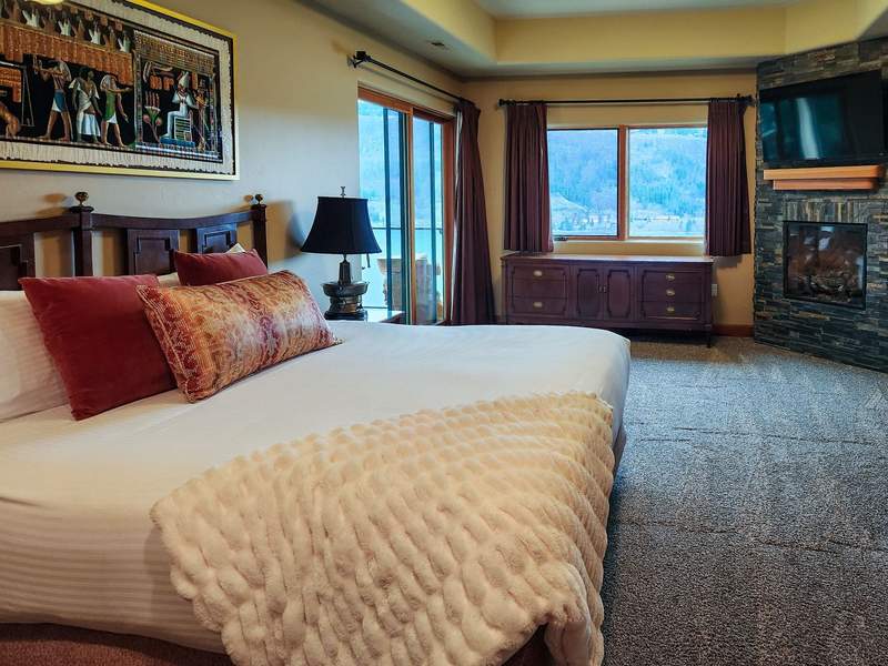 Columbia Cliff Villas guest bedroom with Old World charm. 