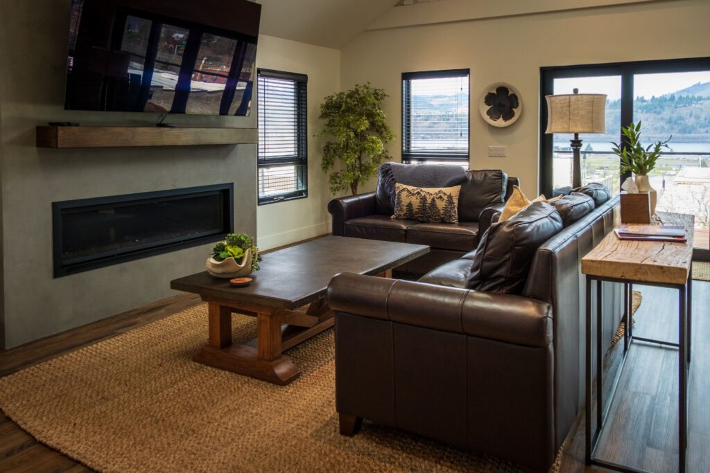 Horsefeathers Hotel living room and guest suite with a fireplace