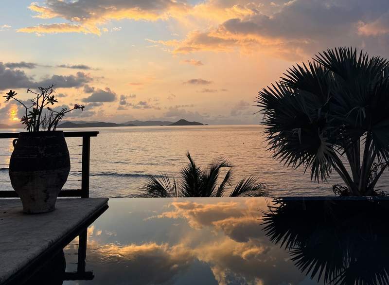 Vida La Villa features an infinity-edged pool overlooking the sunset