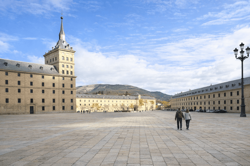 Photo of large square that showcases the Monasteryin San Lorenzo El Escorial.
