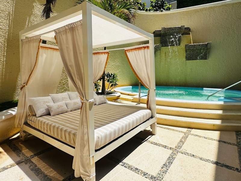 Spa hydrotherapy pool and shaded daybed at Sandos Cancun, a Cancun all inclusive adults only resort in Cancun’s Hotel Zone.