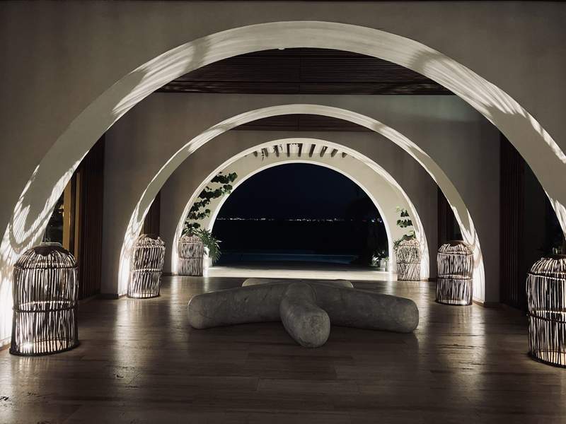 A vaulted ceiling with arches in the lobby of the luxury couples resort, and a sculptural seating installation by architect Javier Uma’s in the form of a starfish. 