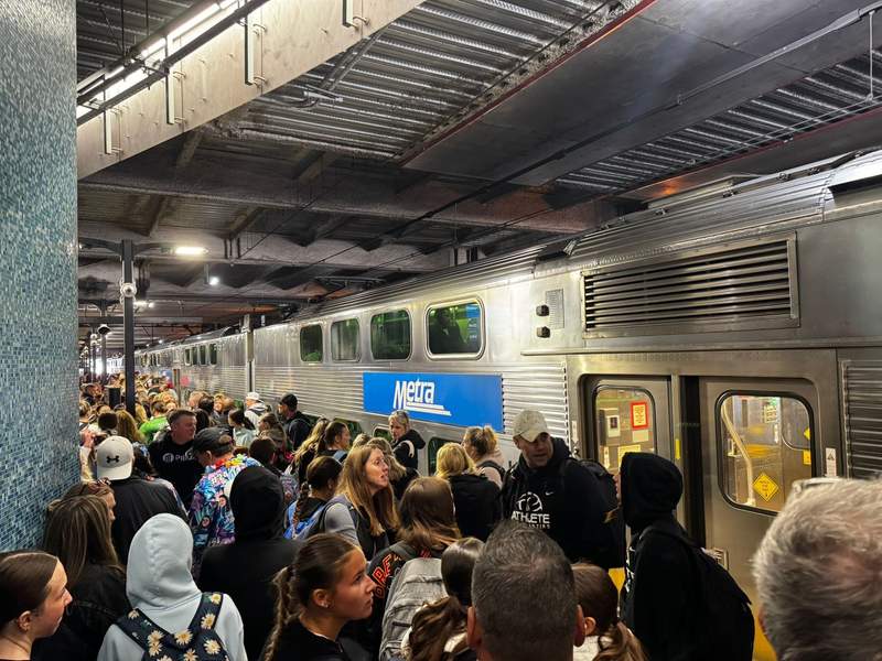Crowded CTA ‘L’ train platform in Chicago after games finish, with groups of people waiting together as everyone departs at the same time following the event.