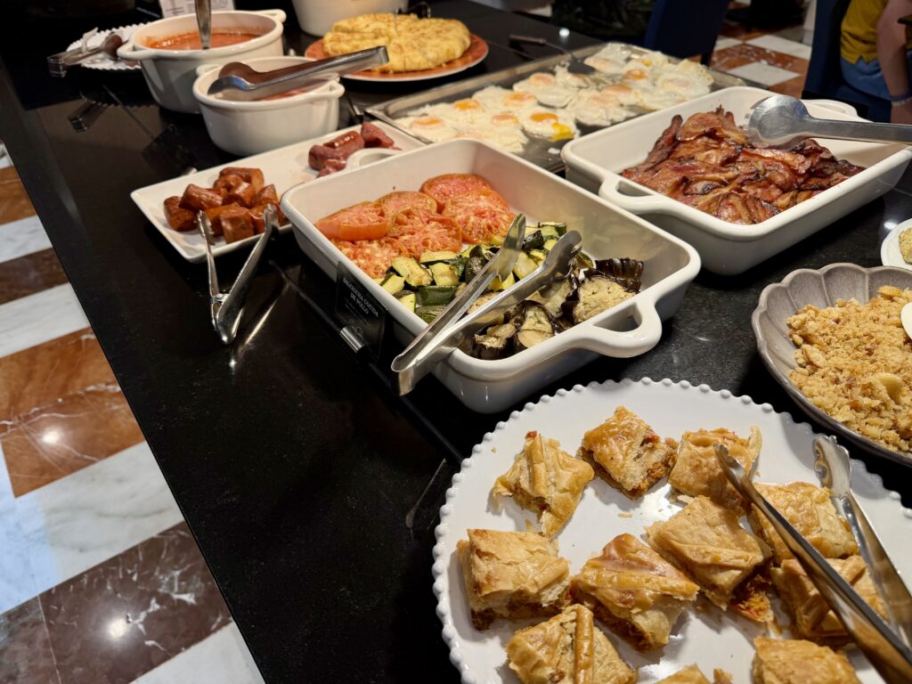Breakfast buffet selection including tomatoes and bacon at the Hotel Pedro I de Aragon in Huesca.