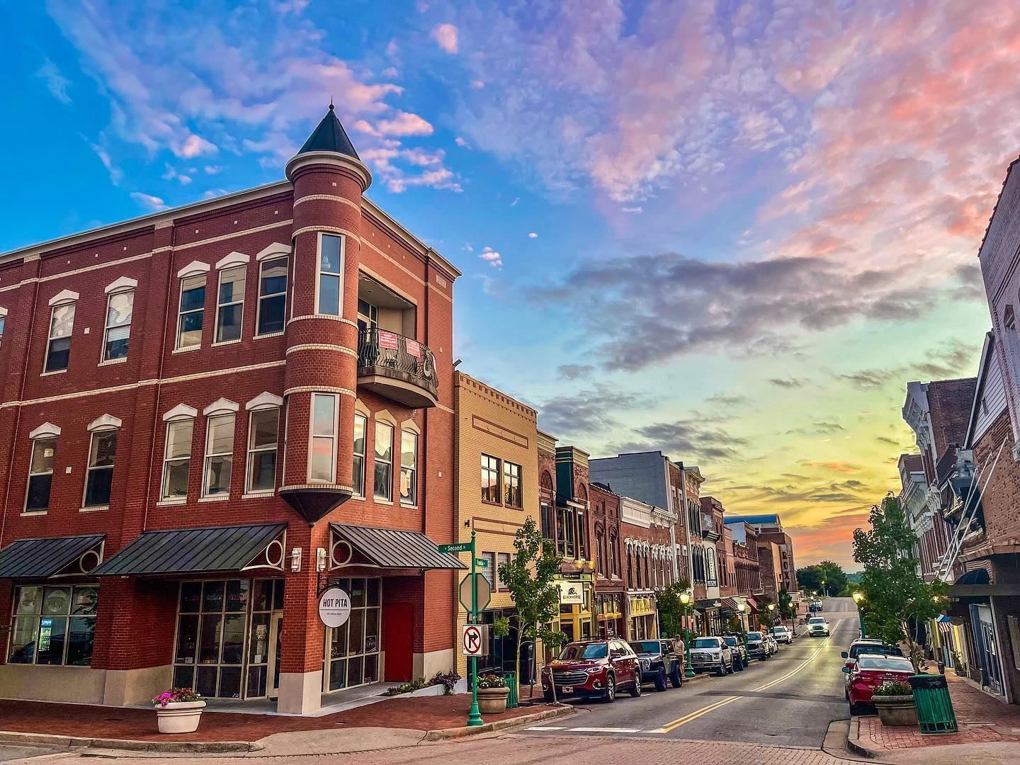 Clarksville, TN Travel Guide: Top Things To Do, Fall Festivals & Local Attractions