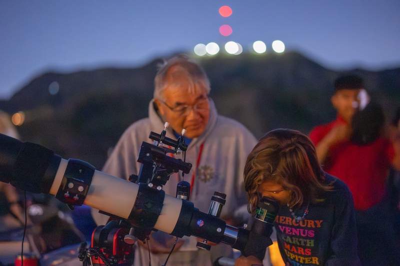 Volunteers at Griffith Observatory's Star Party help new astronomers 